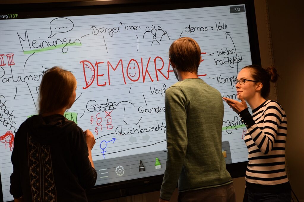 Am Schulentwicklungstag erfahren Lehrerinnen und Lehrer mehr über das demokratie:werk und wie sie das Thema Demokratie in den Unterricht einbringen können