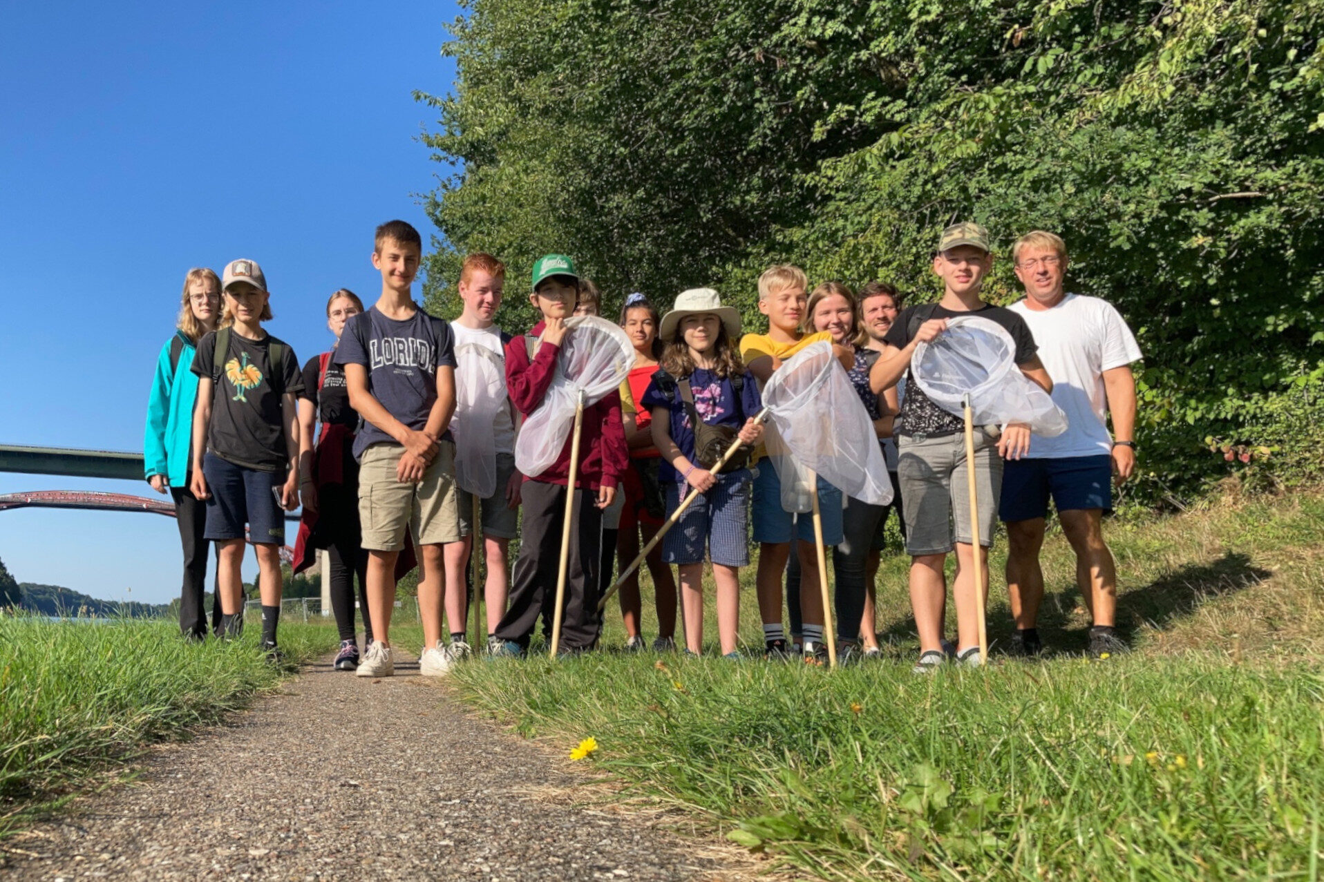 Gruppenfoto der Teilnehmerinnen und Teilnehmer der Insekten-Sommerschule bei einer Exkursion an den Kanal